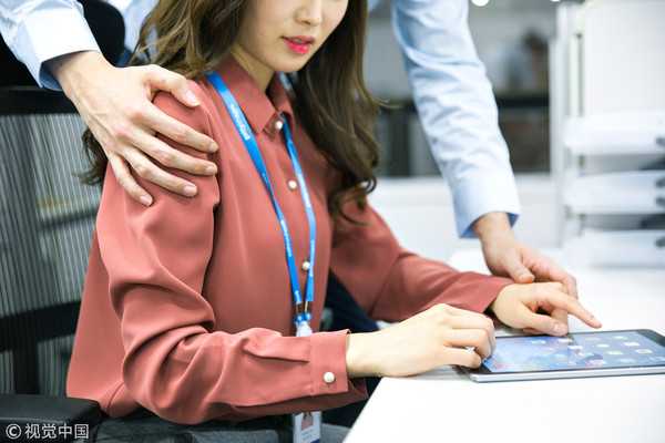 搭肩摟腰算不算性騷擾?